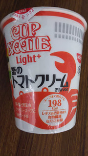 「日清 カップヌードルライトプラス 蟹のトマトクリーム カップ58g」のクチコミ画像 by ﾙｰｷｰｽﾞさん