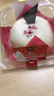 「ローソン Uchi Cafe’ SWEETS 白いクリスマスケーキ ホワイトチョコレートムース＆プラリネクリーム」のクチコミ画像 by みゆとさん