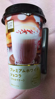 「ローソン Uchi Cafe’ SWEETS プレミアムホワイトショコラストロベリー」のクチコミ画像 by ﾙｰｷｰｽﾞさん