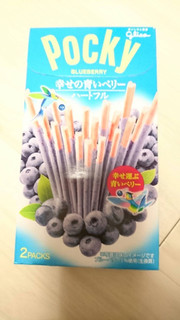 「江崎グリコ 幸せの青いベリーポッキー ハートフル 箱11本×2」のクチコミ画像 by SweetSilさん