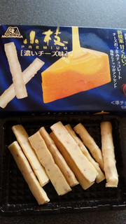 「森永製菓 小枝PREMIUM 濃いチーズ味 箱35g」のクチコミ画像 by おくのママさん