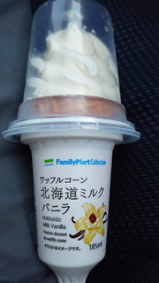 「ファミリーマート FamilyMart collection ワッフルコーン 北海道ミルクバニラ カップ185ml」のクチコミ画像 by ﾙｰｷｰｽﾞさん