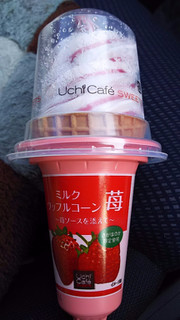「ローソン Uchi Cafe’ SWEETS ミルクワッフルコーン苺 苺ソースを添えて」のクチコミ画像 by ﾙｰｷｰｽﾞさん