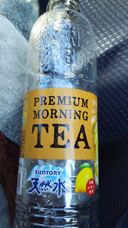 「サントリー 天然水 PREMIUM MORNING TEA レモン ペット550ml」のクチコミ画像 by ﾙｰｷｰｽﾞさん
