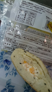 「ヤマザキ おいしさ宣言 黒胡麻カマンベールチーズクリームパン 袋1個」のクチコミ画像 by minorinりん さん