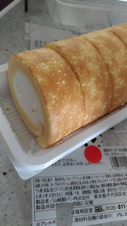 「ローソン Uchi Cafe’ SWEETS 焼きチーズもち食感ロール チーズクリーム」のクチコミ画像 by レビュアーさん