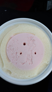 「トップバリュ ストロベリーチーズ氷 カップ145ml」のクチコミ画像 by レビュアーさん