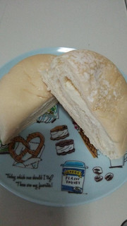「ファミリーマート 白いチーズパン」のクチコミ画像 by 紫の上さん