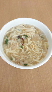 「エースコック まろ豚骨ラーメン ねぎ盛り カップ65g」のクチコミ画像 by ゆうしょうさん