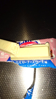 「ネスレ キットカット ストロベリーチーズケーキ味 箱12枚」のクチコミ画像 by ゆっち0606さん