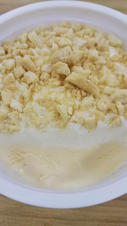 「ロッテ SWEETS SQUARE 濃密なのに軽やかほろほろクランブルのチーズケーキアイス 袋110ml」のクチコミ画像 by 高野アイスさん