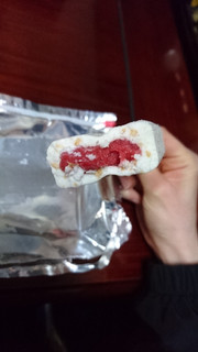 「井村屋 クリームチーズケーキアイス ストロベリー 袋65ml」のクチコミ画像 by レビュアーさん