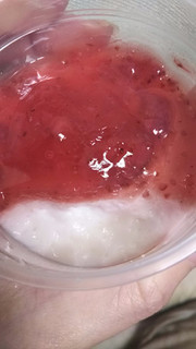 「ドルチェガーデン とろ～りなめらか苺ソースのみるくプリン カップ1個」のクチコミ画像 by 高野アイスさん