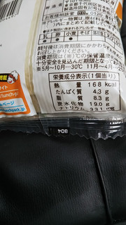 「ヤマザキ ランチパック とりそぼろ＆マヨネーズ 袋2個」のクチコミ画像 by レビュアーさん