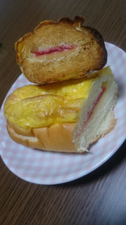 「Pasco おいしいシューロール いちごのチーズケーキ 袋1個」のクチコミ画像 by banさん