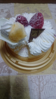「ローソン Uchi Cafe’ SWEETS 苺のミニホールケーキ」のクチコミ画像 by banさん