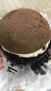 「ヤマザキ クッキー＆クリームサンドケーキ 袋1個」のクチコミ画像 by はるはる3号さん