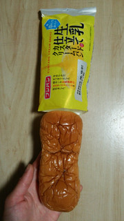 「フジパン 生乳仕立てのカスタードクリームパン 袋1個」のクチコミ画像 by あんじゅろぜさん