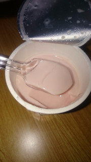 「HOKUNYU とっておきの生乳ヨーグルト ラズベリー カップ90g」のクチコミ画像 by banさん