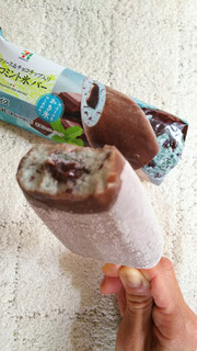 「セブンプレミアム チョコミント氷バー 袋1本」のクチコミ画像 by taaさん
