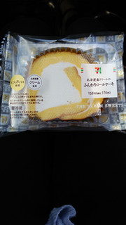「セブン-イレブン 北海道産クリームのふんわりロールケーキ」のクチコミ画像 by あんじゅろぜさん