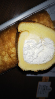 「ローソン 焼きチーズもち食感ロール 2種のチーズクリーム」のクチコミ画像 by チー錦さん