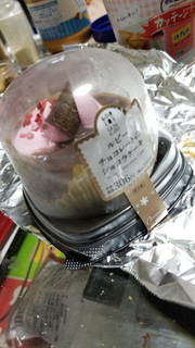 「ローソン Uchi Cafe’ SWEETS ルビーチョコレートのショコラケーキ」のクチコミ画像 by suzuguruさん
