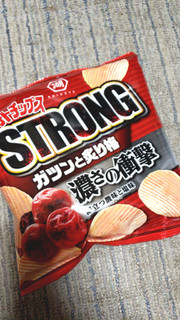 「湖池屋 ポテトチップスSTRONG ガツンと炙り梅 袋56g」のクチコミ画像 by リンネさん