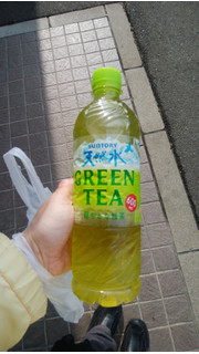 「サントリー 天然水 GREEN TEA ペット600ml」のクチコミ画像 by レビュアーさん