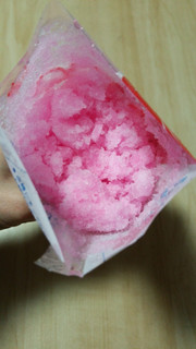 「共栄食品 氷 いちご味 袋135ml」のクチコミ画像 by あんじゅろぜさん