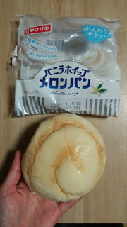 「ヤマザキ バニラホイップメロンパン 袋1個」のクチコミ画像 by あんじゅろぜさん