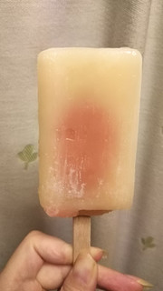 「セブンプレミアム まるで完熟白桃を冷凍したような食感のアイスバー 袋1本」のクチコミ画像 by 高野アイスさん