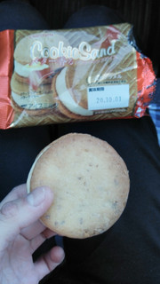 「シャトレーゼ バター香るクッキーサンドアイス 塩キャラメル 袋52ml」のクチコミ画像 by あんじゅろぜさん