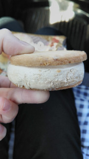 「シャトレーゼ バター香るクッキーサンドアイス 塩キャラメル 袋52ml」のクチコミ画像 by あんじゅろぜさん