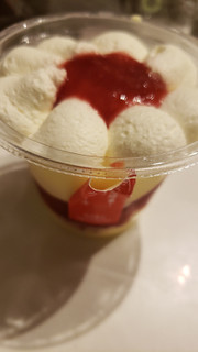 「セブン-イレブン 苺ソース20％増量 かまくらケーキ」のクチコミ画像 by haruuuさん