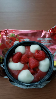 「井村屋 やわもちアイス Fruits ストロベリー＆ショコラ 袋100ml」のクチコミ画像 by haruuuさん