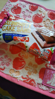「明治 ストロベリーチョコレートアイスサンド 袋75ml」のクチコミ画像 by ぐみ2 さん