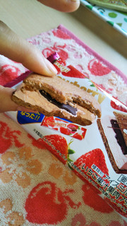 「明治 ストロベリーチョコレートアイスサンド 袋75ml」のクチコミ画像 by ぐみ2 さん