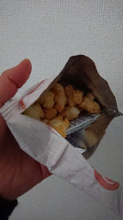 「シャトレーゼ 揚げ餅 梅塩風味 小袋 袋20g」のクチコミ画像 by ぴのこっここさん