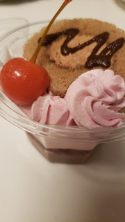 「セブン-イレブン 苺とチョコの欲張りパフェ！」のクチコミ画像 by haruuuさん