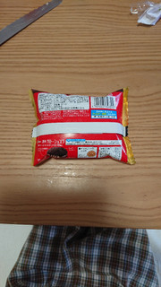 「江崎グリコ 濃厚ガトーショコラ クッキーサンドアイス 袋81ml」のクチコミ画像 by phnayaさん