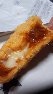 「ファミリーマート とろ～りチーズのピザまん」のクチコミ画像 by レビュアーさん