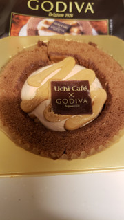 「ローソン Uchi Cafe’ SWEETS×GODIVA キャラメルショコラロールケーキ」のクチコミ画像 by haruuuさん