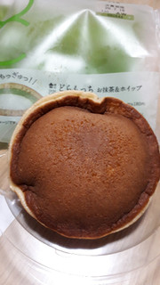 「ローソン Uchi Cafe’ SWEETS どらもっち お抹茶＆ホイップ」のクチコミ画像 by レビュアーさん