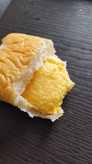 「ファミリーマート ファミマ・ベーカリー クリームを味わうクリームパン」のクチコミ画像 by レビュアーさん