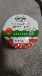 「明治 QUARK フレッシュチーズ＆トマトバジル カップ90g」のクチコミ画像 by レビュアーさん