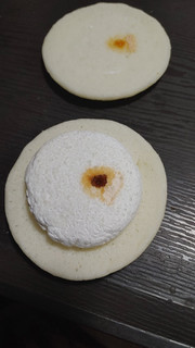「不二家 白いパンケーキ 雪塩キャラメルソース入り 袋1個」のクチコミ画像 by レビュアーさん