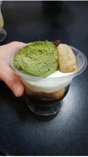 「ローソン Uchi Cafe’ SWEETS サクサク！黒糖クランチの和パフェ」のクチコミ画像 by しろねこエリーさん