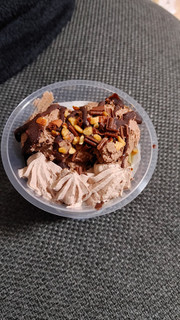 「ローソン Uchi Cafe’ SWEETS ザクザク！カラメルのチョコレートパフェ」のクチコミ画像 by レビュアーさん
