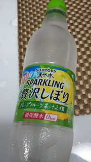 「サントリー 天然水スパークリング 贅沢しぼり グレープフルーツ ペット500ml」のクチコミ画像 by なんやかんやさん